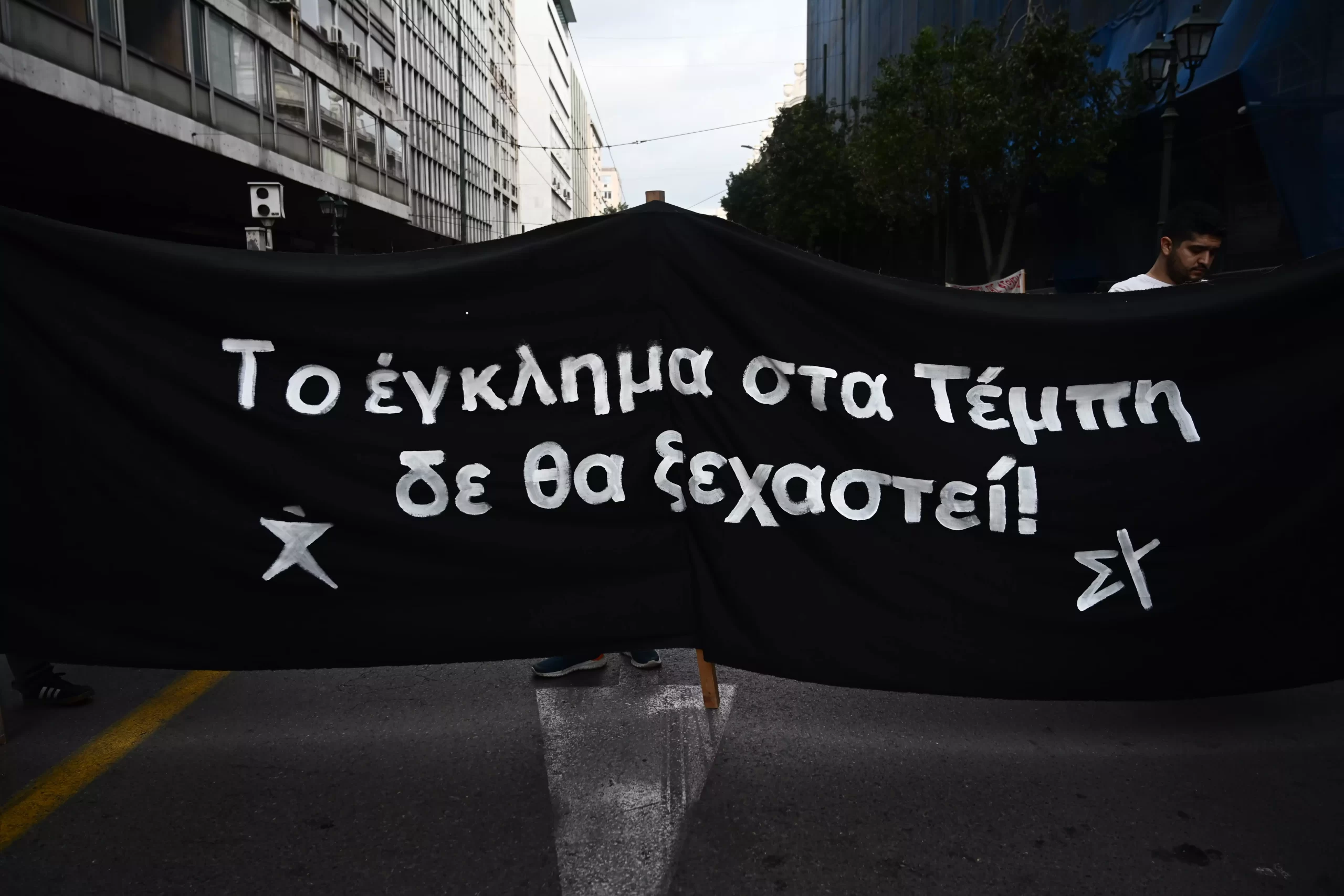 Τέμπη: «Ένα χρόνο τώρα ζούμε ένα κακό όνειρο» δήλωσε ο πατέρας που έχασε την κόρη του και τις δίδυμες ανιψιές του