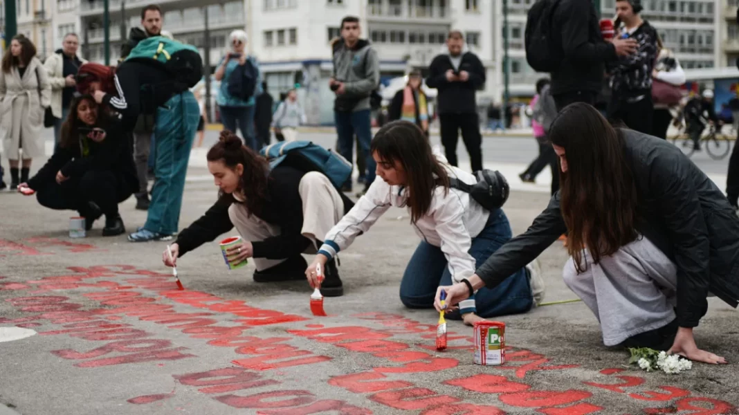 Τραγωδία στα Τέμπη: Φοιτητές ξαναγράφουν ονόματα των θυμάτων μπροστά στον Άγνωστο Στρατιώτη