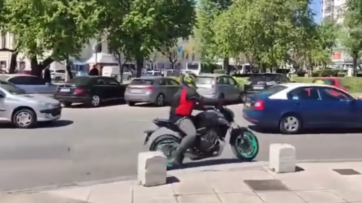 Οδηγός έχασε τον έλεγχο της μηχανής του και χτύπησε σε παρκαρισμένο όχημα (βίντεο)