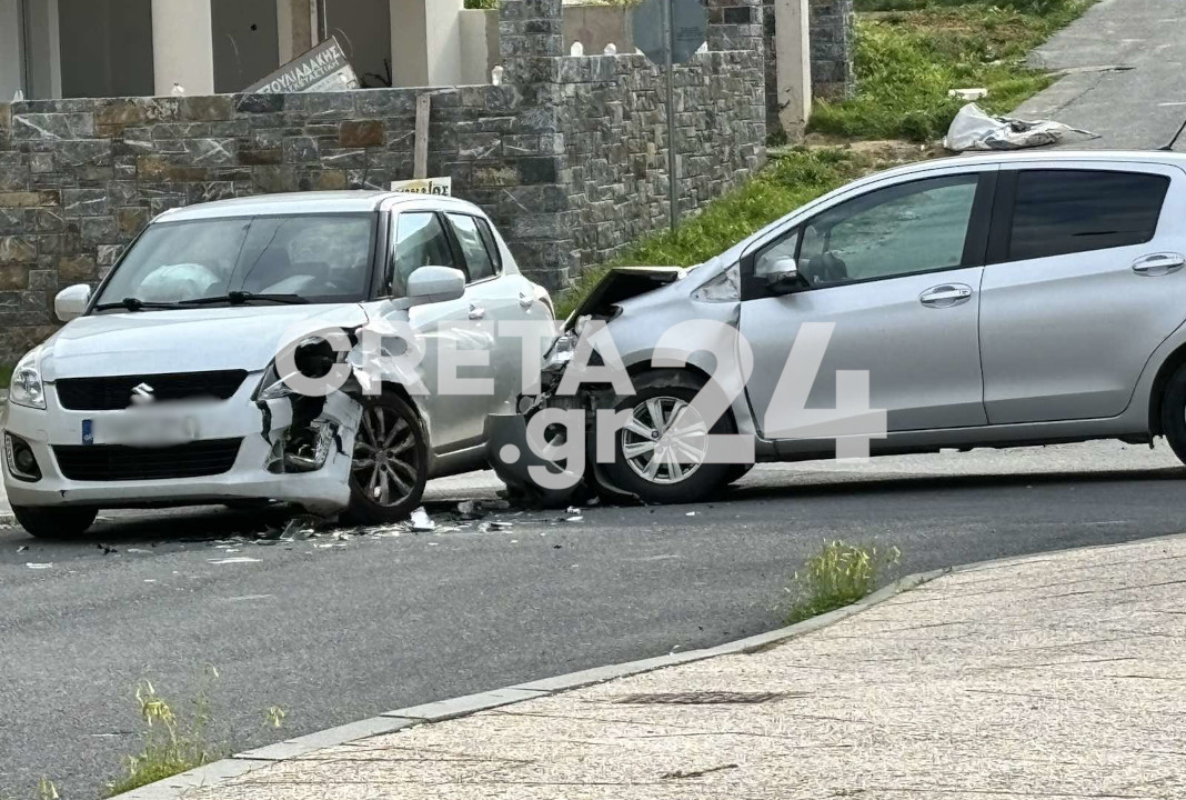 Ηράκλειο: Σύγκρουση δύο αυτοκινήτων σε διασταύρωση – Στο νοσοκομείο μια γυναίκα