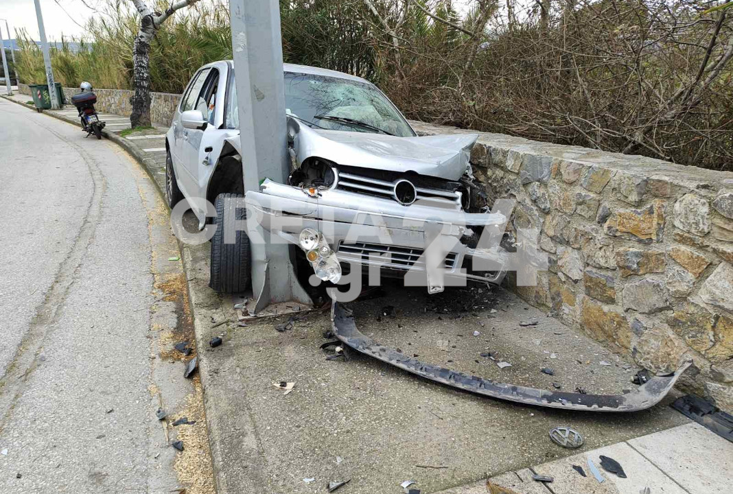 Aπίστευτο τροχαίο στην Κρήτη: Αυτοκίνητο σφήνωσε ανάμεσα σε κολόνα και τοιχίο