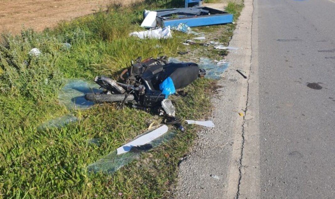 Μηχανάκι προσέκρουσε σε στάση λεωφορείου - Σε κρίσιμη κατάσταση 18χρονος