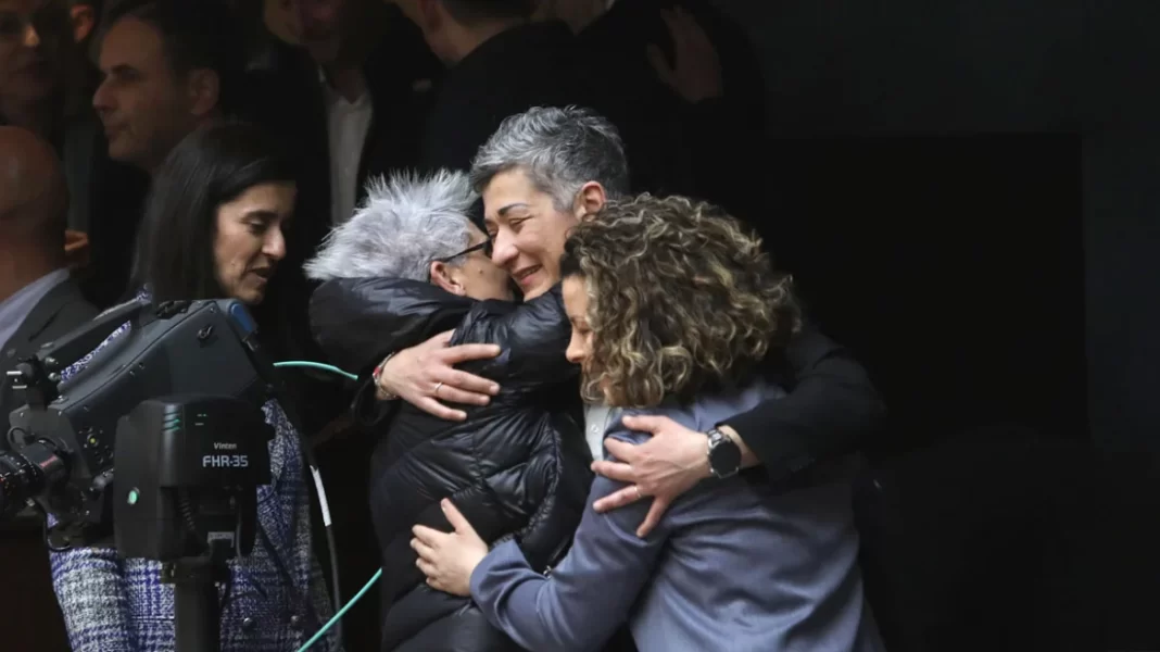 Γάμος ομοφύλων: Καρδούλες, αγκαλιές αλλά και επεισόδια για την ψήφιση του νομοσχεδίου στη Βουλή – Δείτε φωτογραφίες