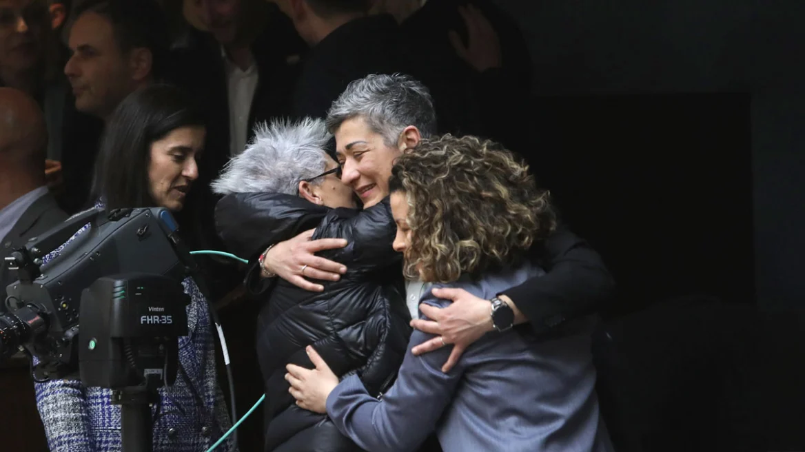 Γάμος ομοφύλων: Καρδούλες, αγκαλιές αλλά και επεισόδια για την ψήφιση του νομοσχεδίου στη Βουλή – Δείτε φωτογραφίες