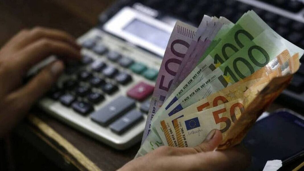 Kατώτατος μισθός: Πότε θα ανακοινωθεί η αύξηση – Τα επικρατέστερα σενάρια για τα ποσά
