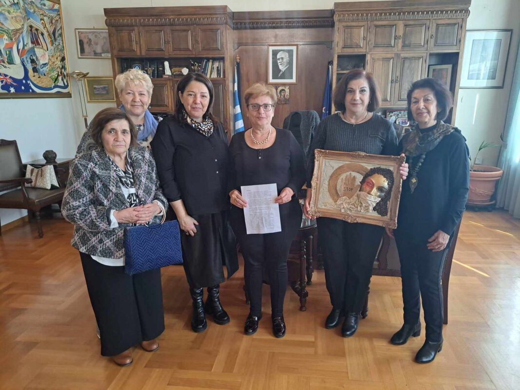 Ψήφισμα για την κακοποίηση των γυναικών επέδωσε σήμερα το ΔΣ της ΧΕΝ Ρεθύμνου στην Αντιπεριφερειάρχη Ρεθύμνης Μ. Λιονή