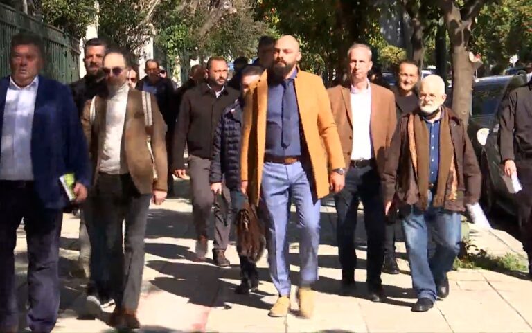 Στο Μαξίμου η 15μελής αντιπροσωπεία των αγροτών για τη συνάντηση με τον πρωθυπουργό