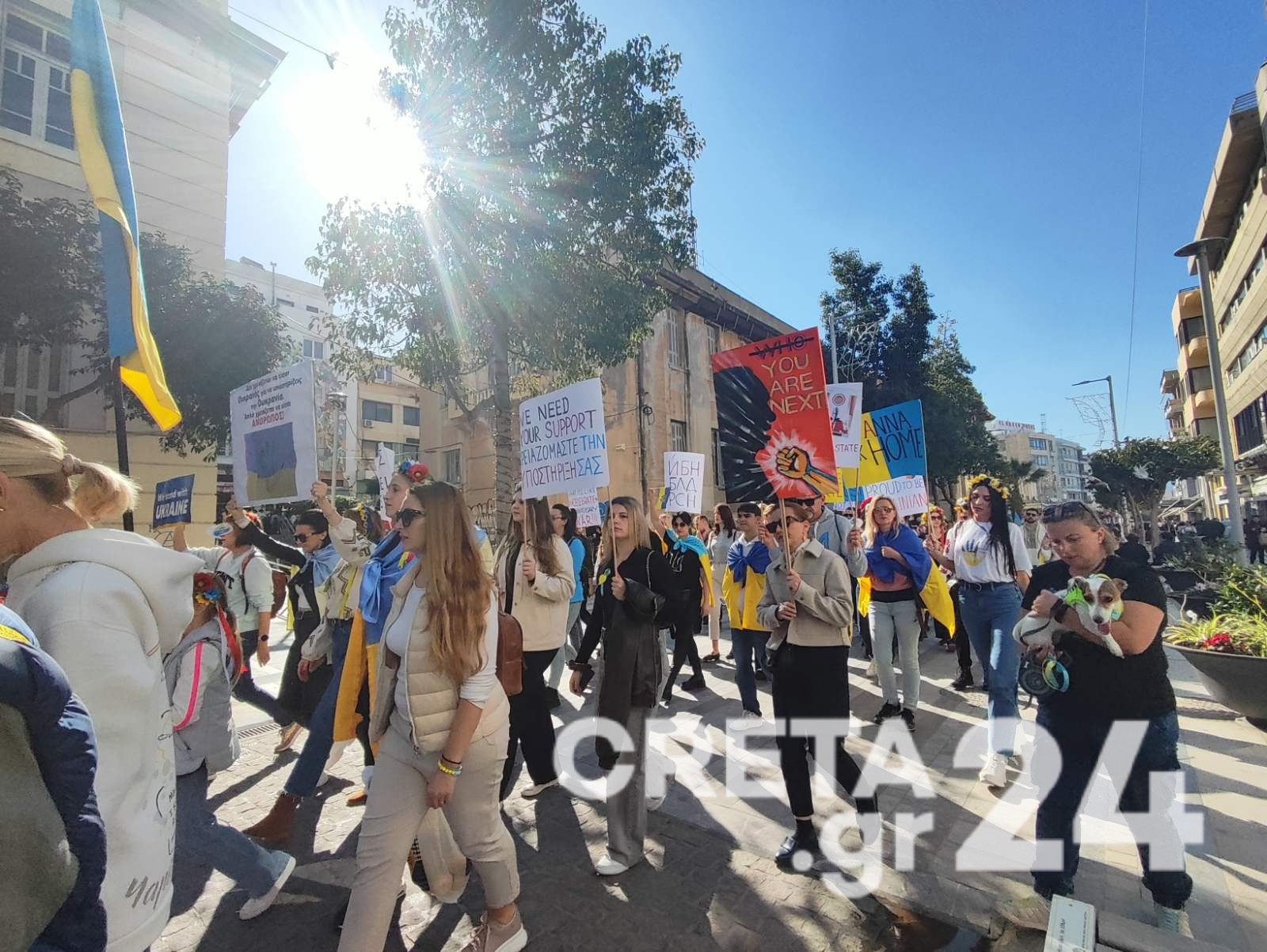 Ηράκλειο: Πλήθος κόσμου στην πορεία υποστήριξης της Ουκρανίας με αφορμή τα 2 χρόνια από τη ρωσική εισβολή