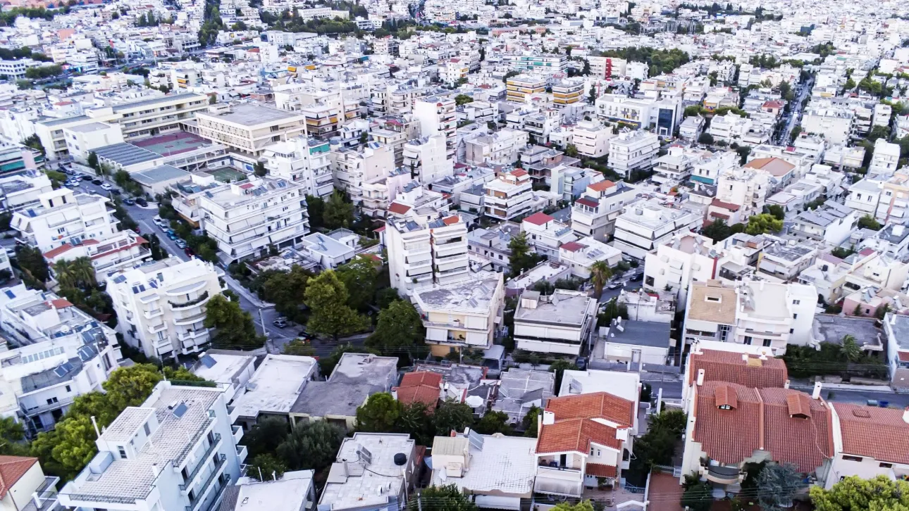 Ακίνητα: Ποιες κατοικίες ενδιαφέρουν τους αγοραστές – Τι «βλέπει» η αγορά για τις τιμές