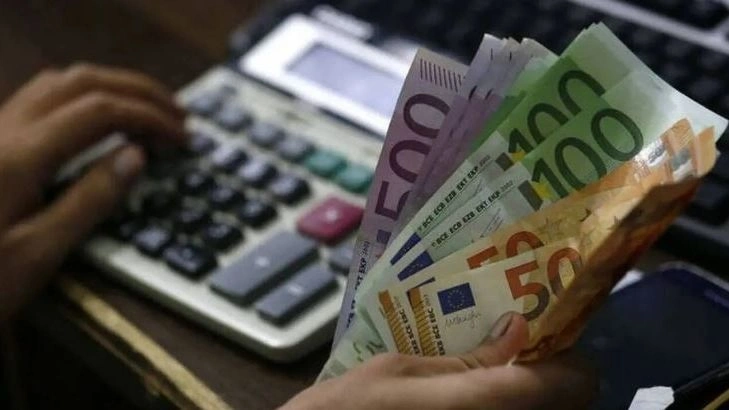 Κατώτατος μισθός: Πού θα «κλειδώσει» η αύξηση – Τι σημαίνει για τους εργαζόμενους