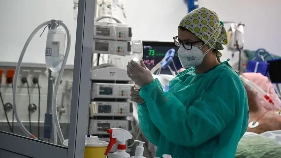 ΕΟΔΥ: Nέος θάνατος από γρίπη - 8 νεκροί από Covid, 13 νοσηλεύονται σε ΜΕΘ
