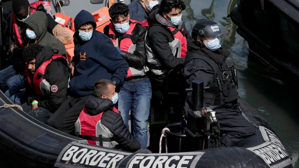 Βρετανία: Νέο ρεκόρ μεταναστών που διέσχισαν τη Μάγχη μέσα στο 2024 - Ξεπέρασαν τους 4.600