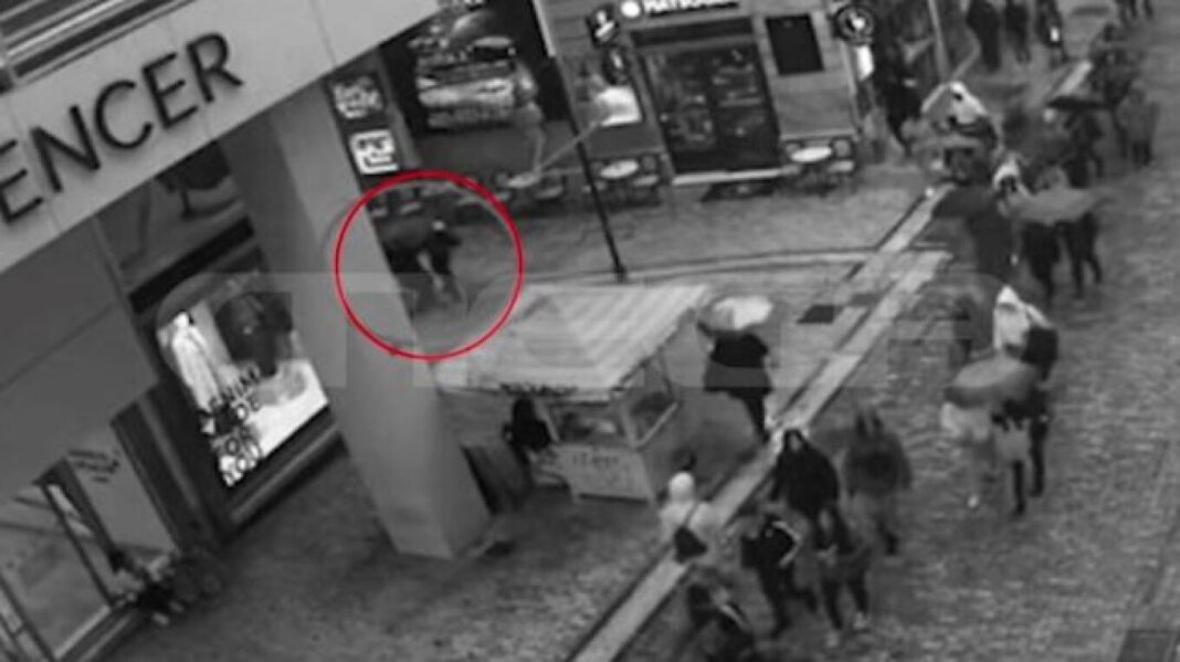 2-6 Φωτογραφίες από την άγρια επίθεση στην Ερμού - Η στιγμή που ο Ιρανός μαχαιρώνει την 22χρονη