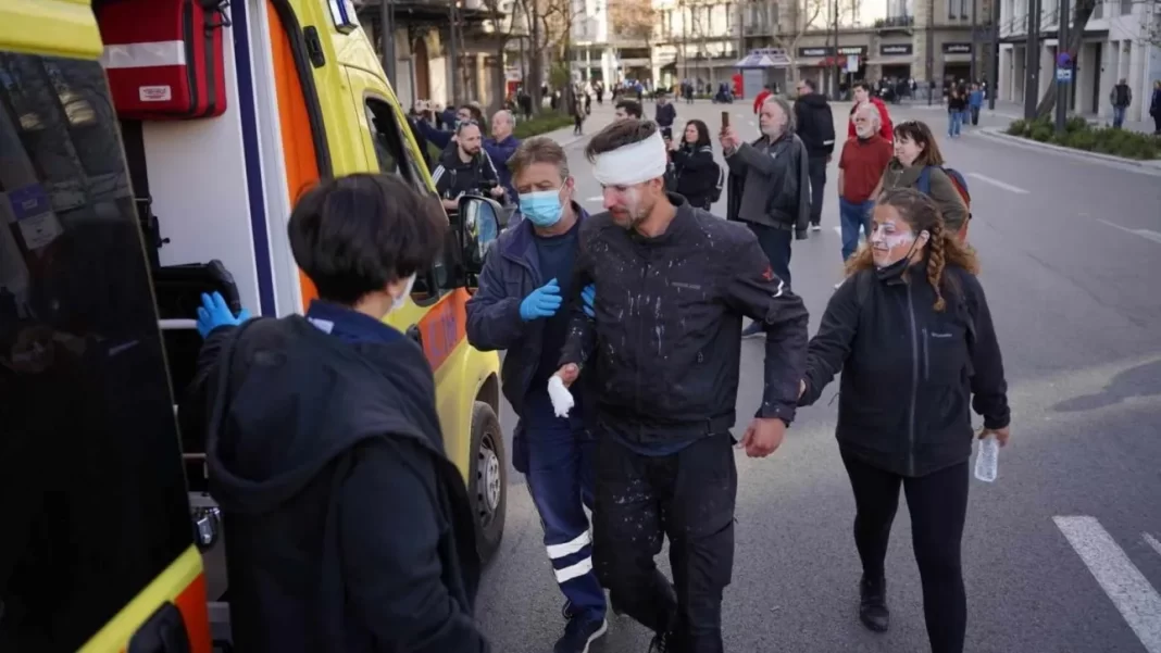 Επεισόδια: Εκτός κινδύνου οι τραυματίες φοιτητές - Φωτογραφίες με φλεγόμενους αστυνομικούς στη Βουλή