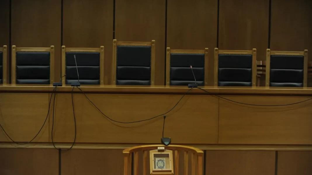 Ξεκίνησε η δευτεροβάθμια δίκη για τη φονική πλημμύρα στην Μάνδρα – Στο εδώλιο και η Ρένα Δούρου