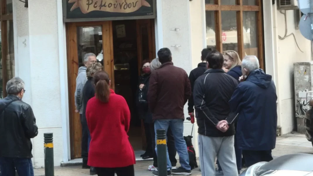 Ατέλειωτες ουρές έξω από φούρνους για την πατροπαράδοτη λαγάνα της Καθαράς Δευτέρας