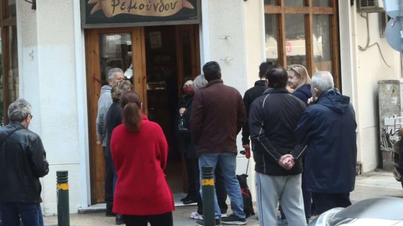 Ατέλειωτες ουρές έξω από φούρνους για την πατροπαράδοτη λαγάνα της Καθαράς Δευτέρας