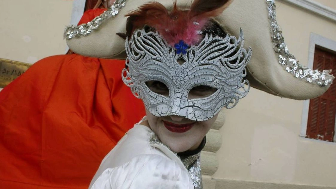 Μασκαράδες άρπαξαν μπουκάλια με λάδια από σούπερ μάρκετ και τα μοίρασαν σε πολίτες