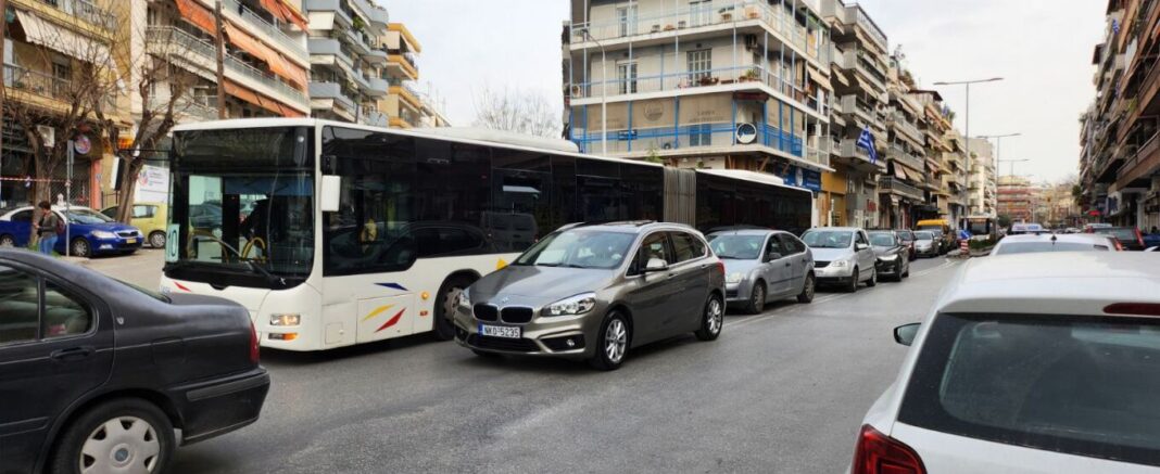 Επιβάτες και οδηγός λεωφορείου του ΟΑΣΘ τσάκωσαν επίδοξο πορτοφολά