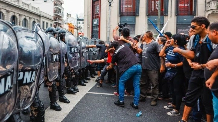Αργεντινή: Διαδηλώσεις και επεισόδια στις 100 ημέρες της προεδρίας Μιλέι