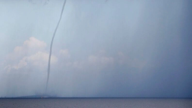 Εντυπωσιακός υδροσίφωνας στα ανοιχτά της Τήνου – Τι διαφορά έχει από τον υδροστρόβιλο