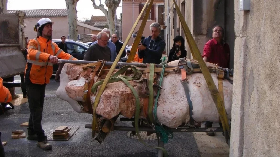 Γαλλία: Σπάνιος σκελετός δεινόσαυρου βρέθηκε συνδεδεμένος από το κρανίο μέχρι την ουρά