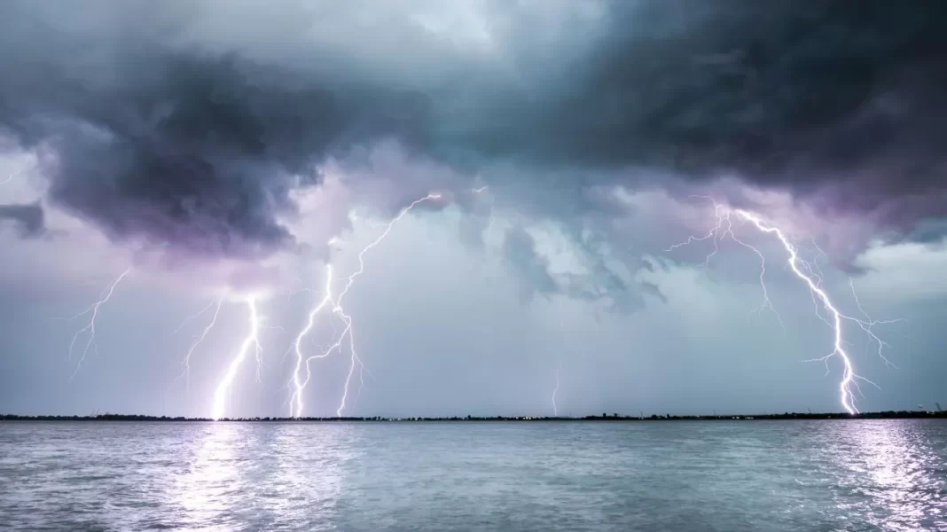 Meteo: Εντυπωσιακές εικόνες από κεραυνούς – «Red Sprites» κατέγραψε ο φακός