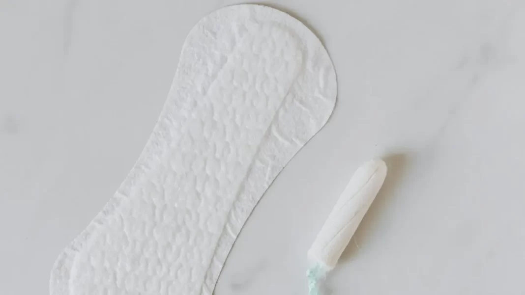 «Period Poverty»: Δωρεάν προϊόντα περιόδου σε 200 σχολεία διανέμει το υπουργείο Υγείας