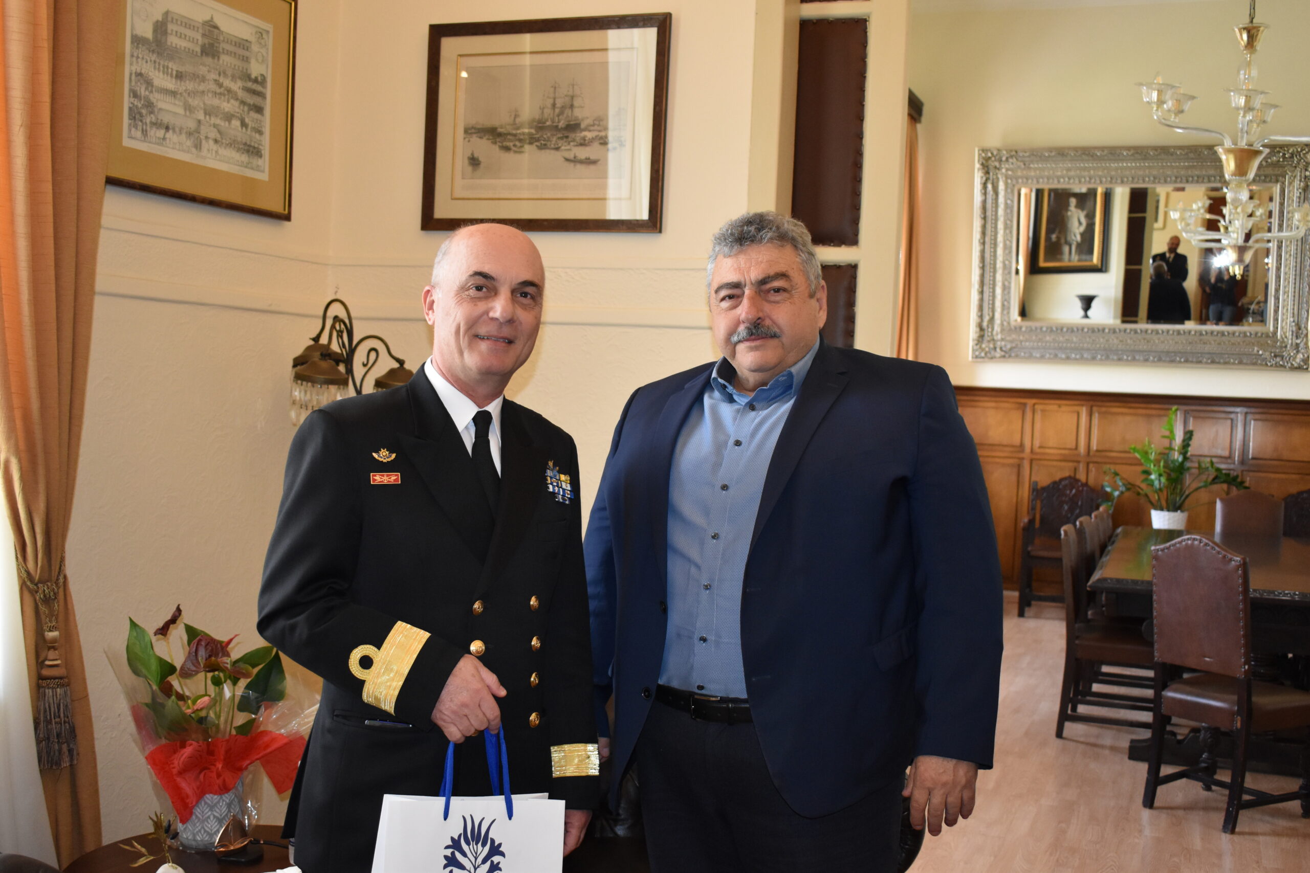 Στον Αντιπεριφερειάρχη Χανίων οι νέοι διοικητές του Ναυστάθμου Κρήτης και του ΚΕΝΑΠ