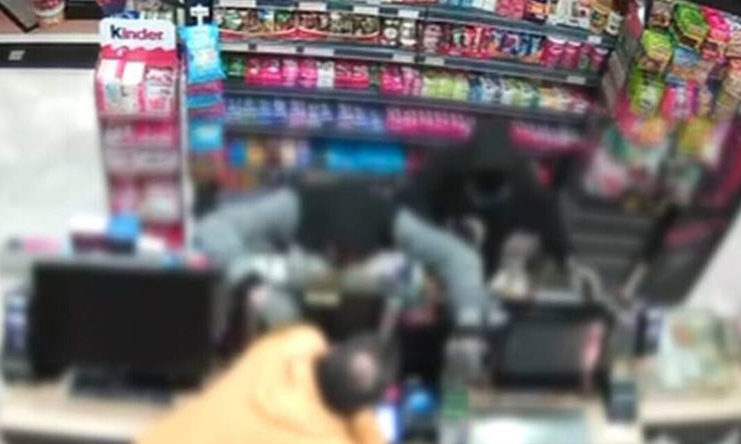 Βίντεο ντοκουμέντο από ληστεία σε ψιλικατζίδικο - Έριξαν σπρέι πιπεριού στον υπάλληλο