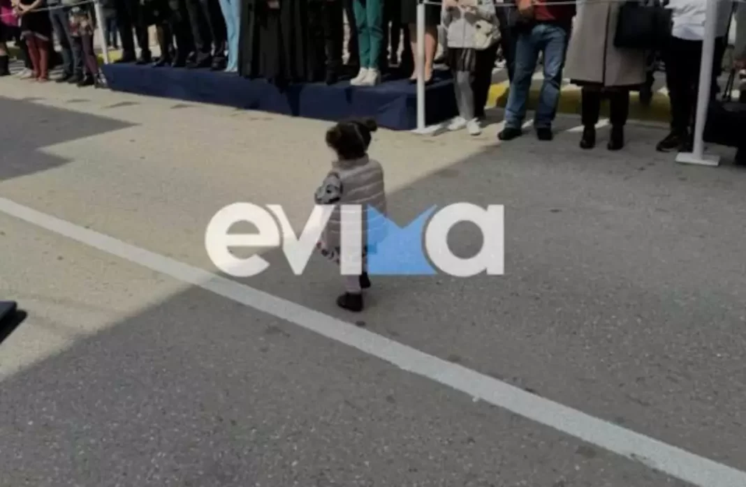 Παρέλαση 25ης Μαρτίου – Εύβοια: Viral μία μικρούλα που παρέλασε ολομόναχη