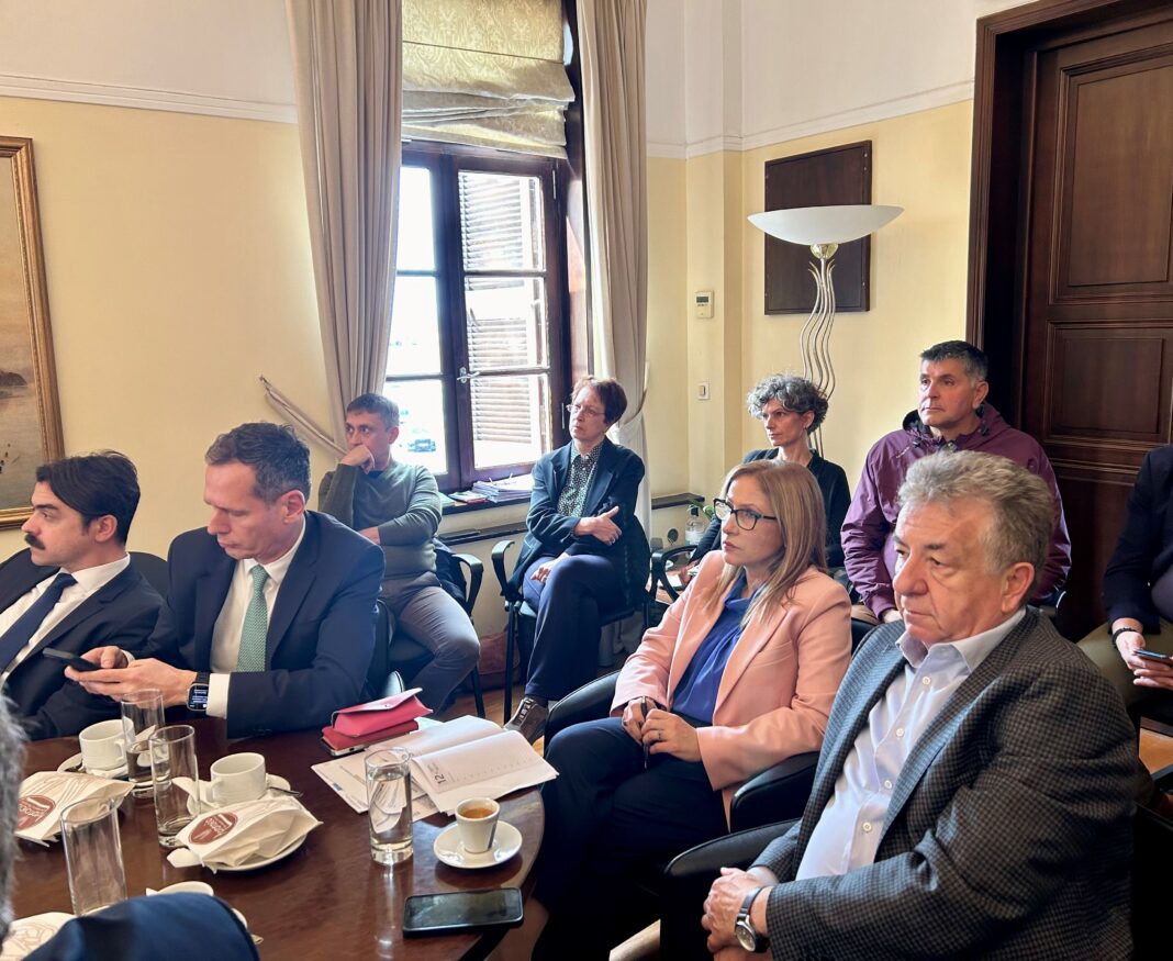 Ενημερωτική συνάντηση στην Αποκεντρωμένη Διοίκηση Κρήτης για τα χερσαία έργα της ηλεκτρικής διασύνδεσης Κρήτης-Αττικής του ΑΔΜΗΕ