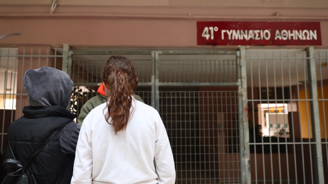 Συνελήφθη ο 19χρονος που χτύπησε τον μαθητή στο κεφάλι με σφυρί και μαχαίρωσε τον διευθυντή