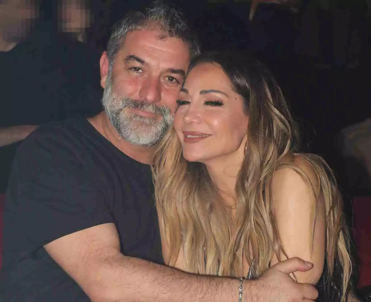 Δέσποινα Βανδή: «Όταν σκέφτομαι τη λέξη “έρωτας” μου έρχεται στο μυαλό ο Βασίλης Μπισμπίκης»