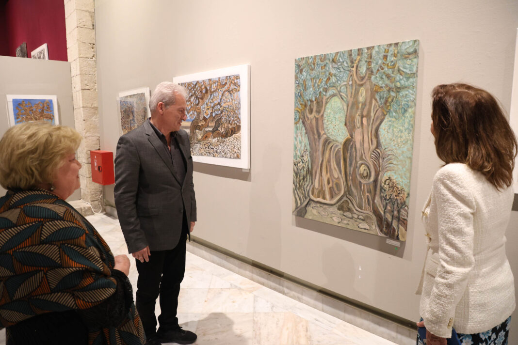 Ο Δήμαρχος Ηρακλείου στα εγκαίνια της έκθεσης ζωγραφικής της Αγγέλας Βορεάδου