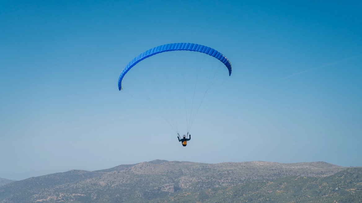 Αλεξιπτωτιστής έμεινε κρεμασμένος από δέντρο