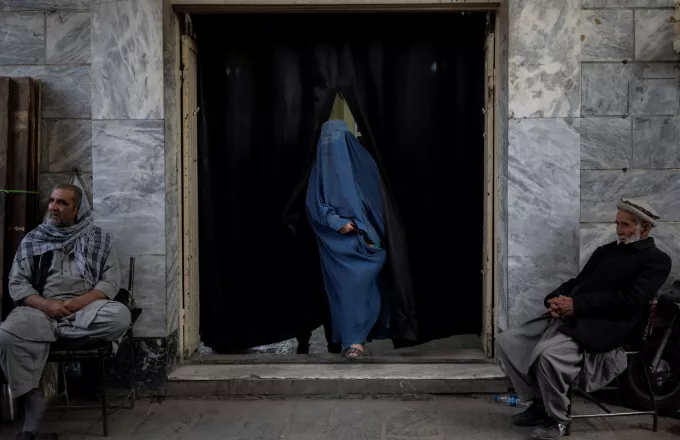 Ηγέτης των Ταλιμπάν: Οι γυναίκες θα εκτελούνται δημοσίως δια λιθοβολισμού