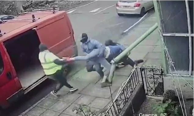 Κάμερα ασφαλείας καταγράφει την προσπάθεια αρπαγής ενός άνδρα από το δρόμο