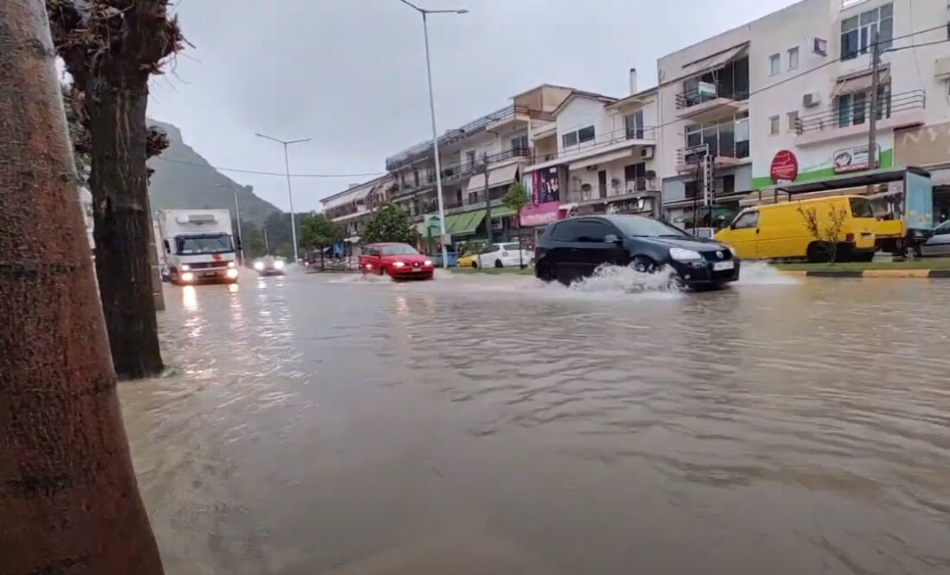 Σε ποτάμια μετατράπηκαν οι δρόμοι από την ισχυρή βροχόπτωση