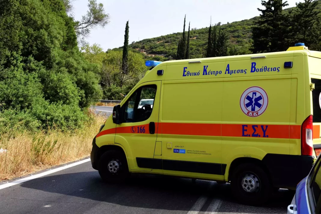 Ένας άνδρας επιτέθηκε σε άνδρες του ΕΚΑΒ, συνελήφθη από την αστυνομία