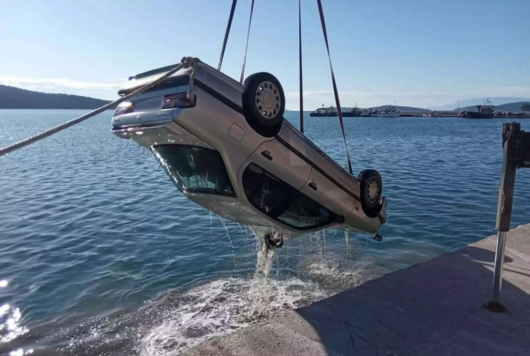 Ένας νεκρός από την πτώση αυτοκινήτου στη θάλασσα - Εικόνες