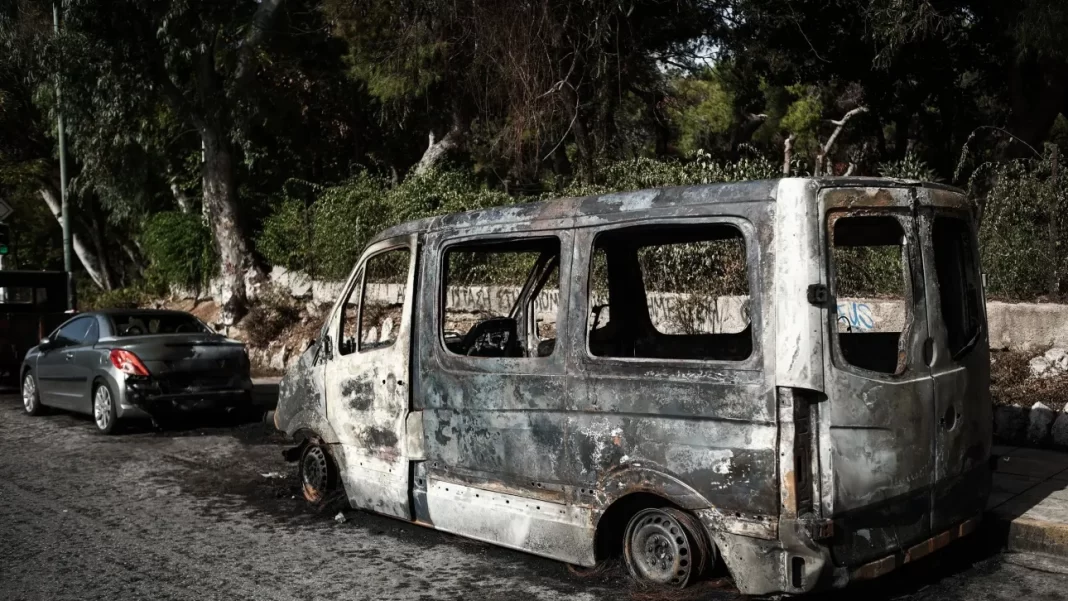 b4d0a35b-6004470 Σοβαρά επεισόδια μεταξύ κουκουλοφόρων και αστυνομικών - Μολότοφ και καμένα αυτοκίνητα