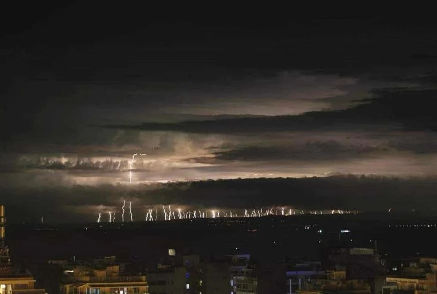 Συγκλονιστική εικόνα από τη χθεσινή κακοκαιρία: Η στιγμή που «χτυπούν» δεκάδες κεραυνοί