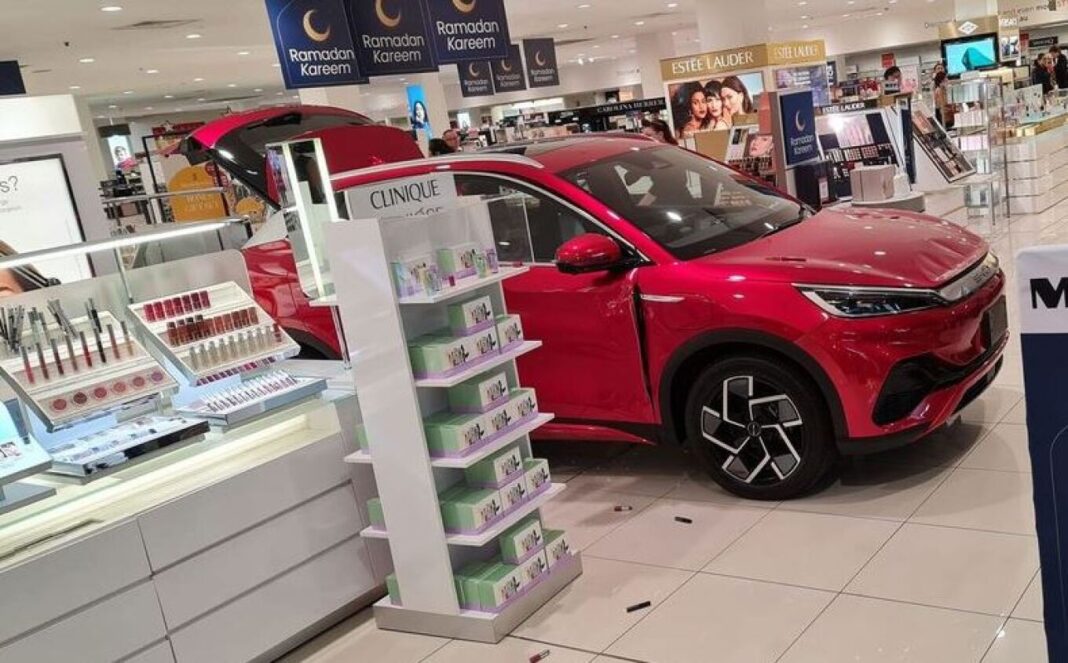 Αυστραλία: Χαμός σε εμπορικό κέντρο - Αυτοκίνητο έκανε όπισθεν, έπεσε σε κατάστημα και τραυμάτισε δύο άτομα