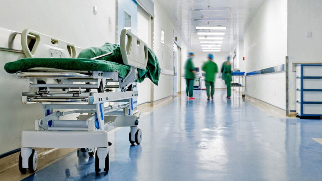 Πανικός σε νοσοκομείο: 40χρονος κλωτσούσε και απειλούσε να «σκοτώσει και να κάψει» τη σύζυγό του
