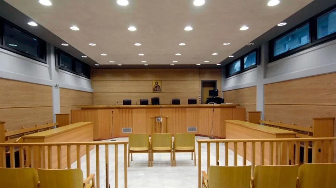 dikastiki_aithousa Μάρτυρας πιάστηκε στα χέρια με τον κατηγορούμενο και χτύπησε αστυνομικό που προσπάθησε να τον σταματήσει