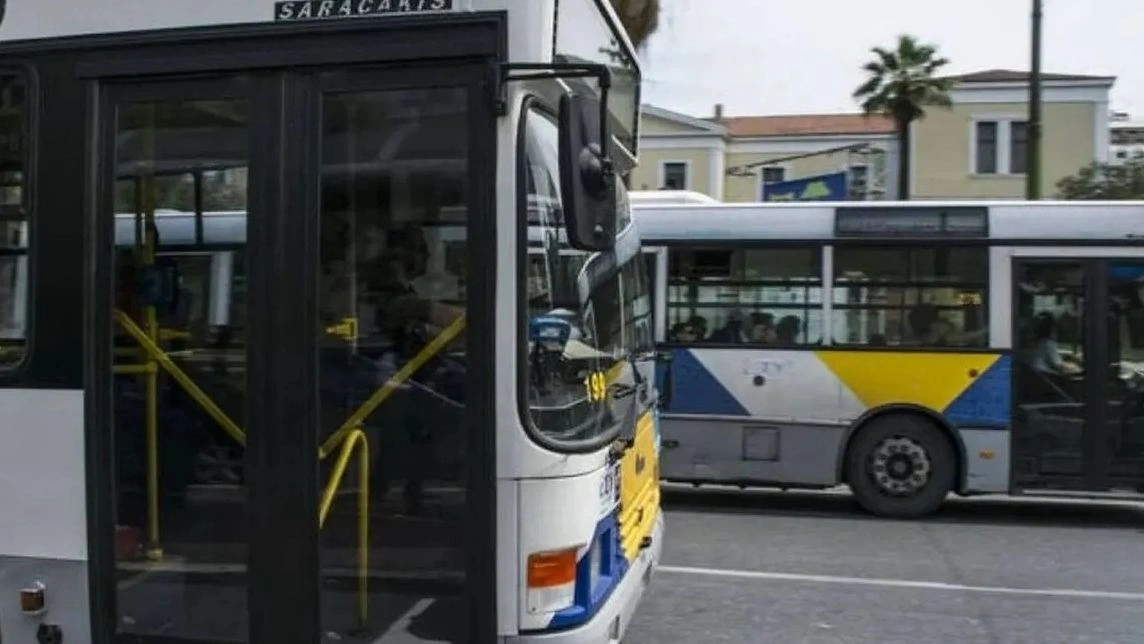 Σε διαθεσιμότητα οδηγός αστικού λεωφορείου - Οδηγούσε με τους αγκώνες ενώ κοιτούσε το κινητό