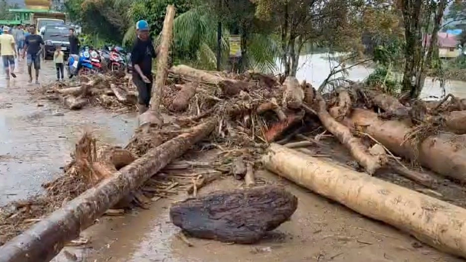Ινδονησία: 26 νεκροί, πολλοί αγνοούμενοι από πλημμύρες και κατολισθήσεις