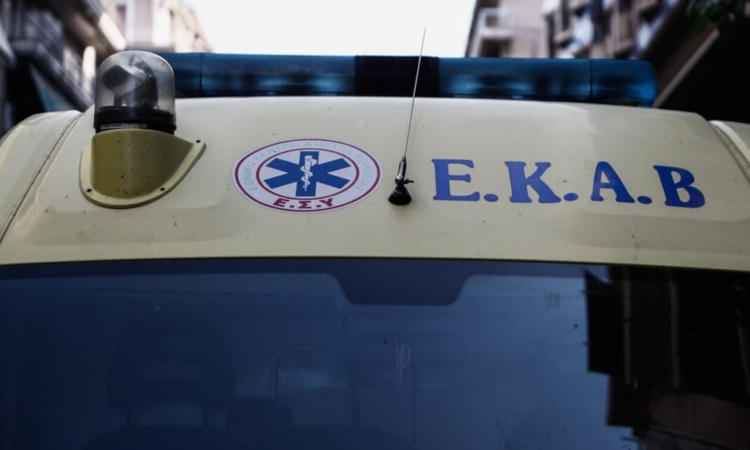 Ασθενοφόρο συγκρούστηκε με ΙΧ - Ένας τραυματίας