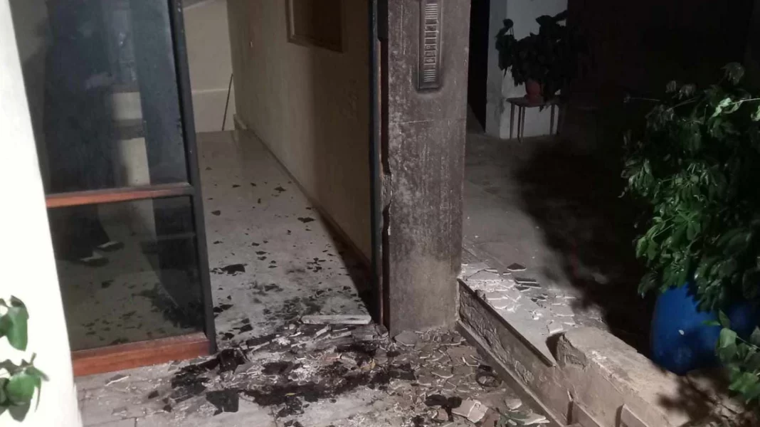 Έκρηξη από αυτοσχέδιο εκρηκτικό μηχανισμό σε είσοδο πολυκατοικίας